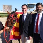 Personas con un caballo en un hipódromo de Mallorca
