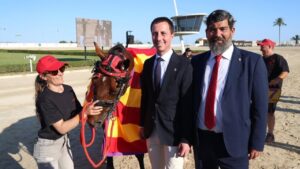 Personas con un caballo en un hip&oacute;dromo de Mallorca