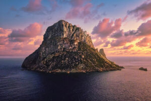 Vista panorámica de la isla Es Vedrà en Ibiza durante el atardecer.