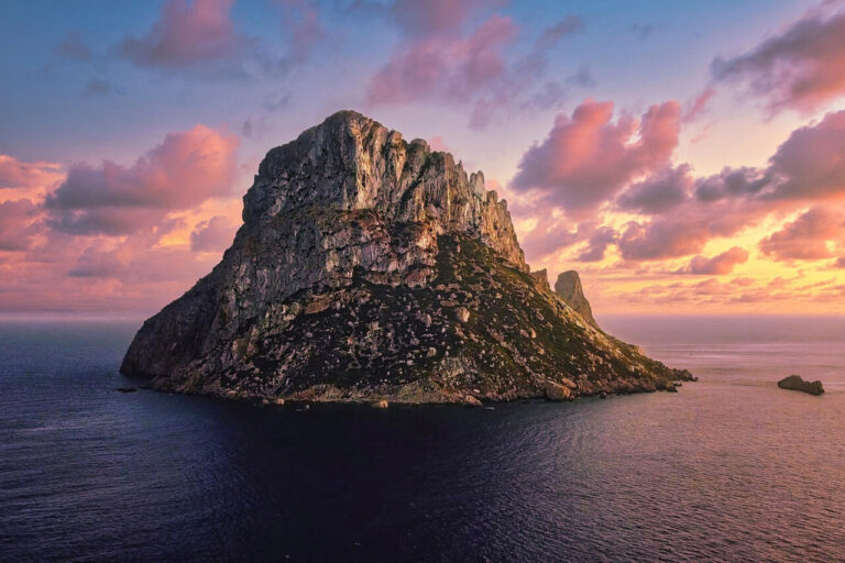 Vista panorámica de la isla Es Vedrà en Ibiza durante el atardecer.