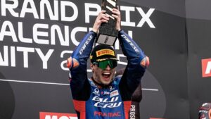 Izan Guevara celebrando su primera victoria en Moto2 en Valencia