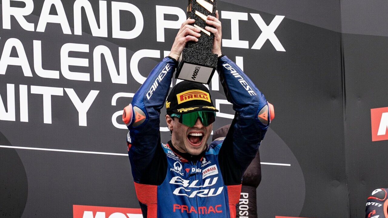 Izan Guevara celebrando su primera victoria en Moto2 en Valencia