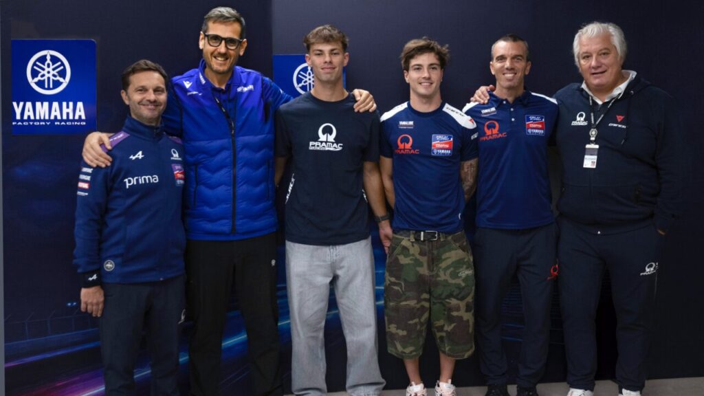 Izán Guevara junto a su equipo de Yamaha en 2025
