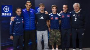 Izán Guevara junto a su equipo de Yamaha en 2025