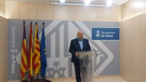 Jaime Martínez hablando en el Ayuntamiento de Palma sobre la capitalidad.