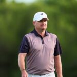 James Morrison caminando en el campo de golf en Alcanada, Mallorca.