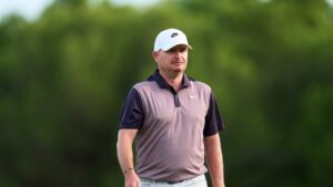 James Morrison caminando en el campo de golf en Alcanada, Mallorca.