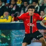 Jugador del Mallorca en acción durante un partido contra Villarreal