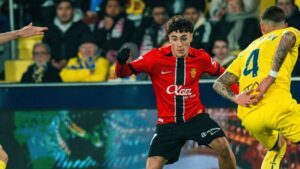 Jugador del Mallorca en acción durante un partido contra Villarreal