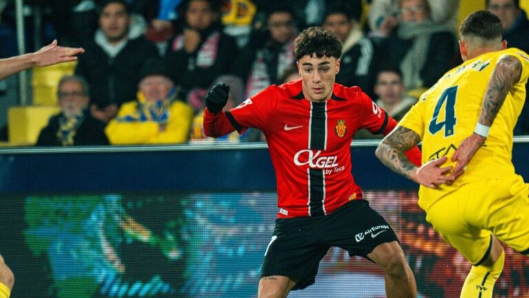 Jugador del Mallorca en acción durante un partido contra Villarreal