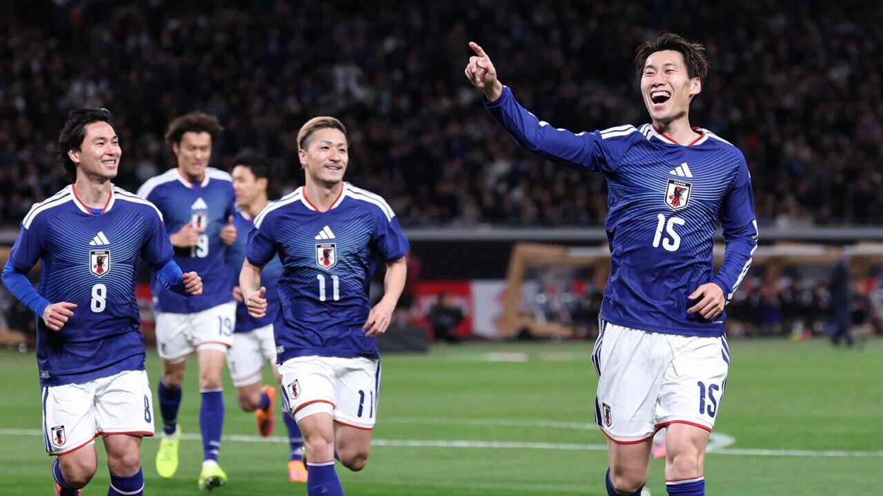 Jugadores de Jap&oacute;n celebrando un gol durante un partido de f&uacute;tbol
