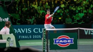 Jaume Munar jugando en la final de la Copa Davis 2025
