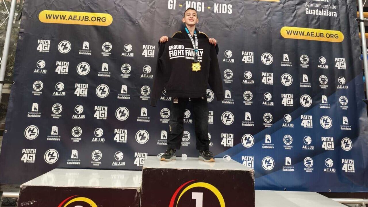 Javier Nettah Moreno en el podio del Europeo de Brazilian Jiu-Jitsu