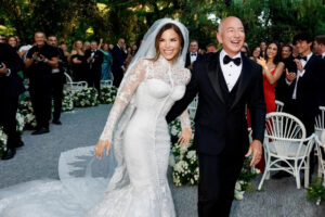 Jeff Bezos y Lauren Sánchez en su boda, rodeados de invitados aplaudiendo.