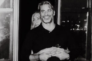 Jennifer Aniston abrazando a Jim Curtis en una foto en blanco y negro.