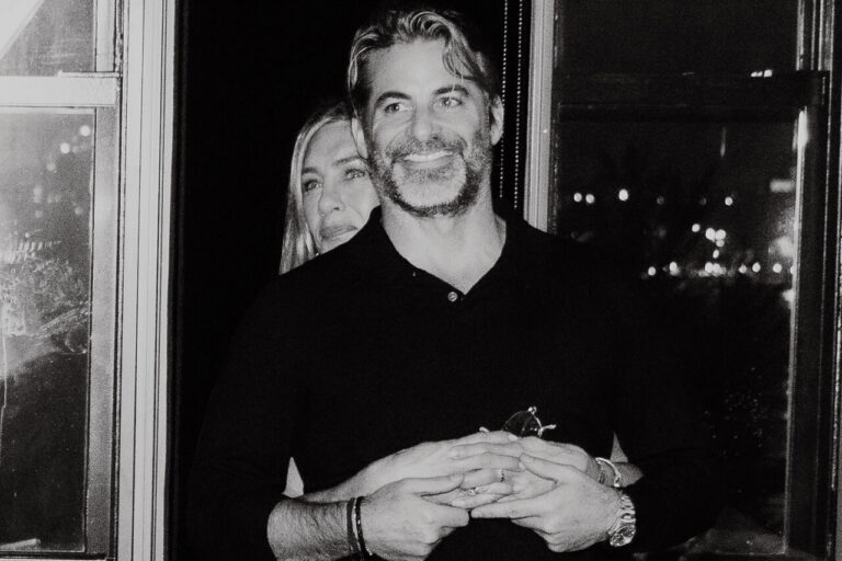 Jennifer Aniston abrazando a Jim Curtis en una foto en blanco y negro.