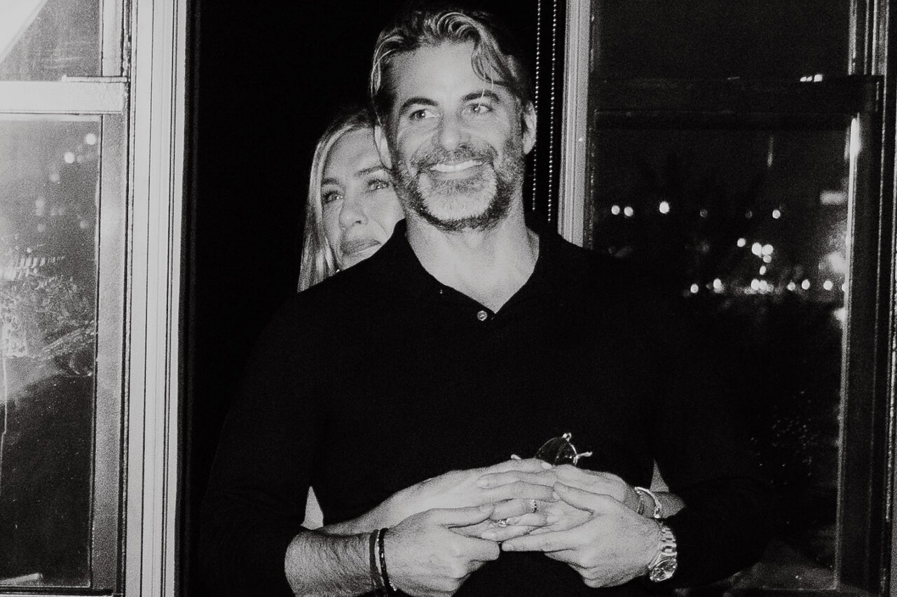 Jennifer Aniston abrazando a Jim Curtis en una foto en blanco y negro.