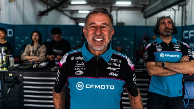 Jorge Martínez Aspar sonriendo en el equipo de motor