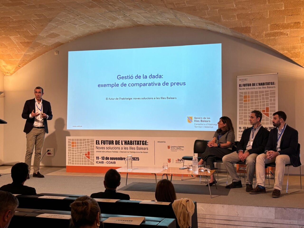 Ponente presentando en las jornadas sobre vivienda en Baleares