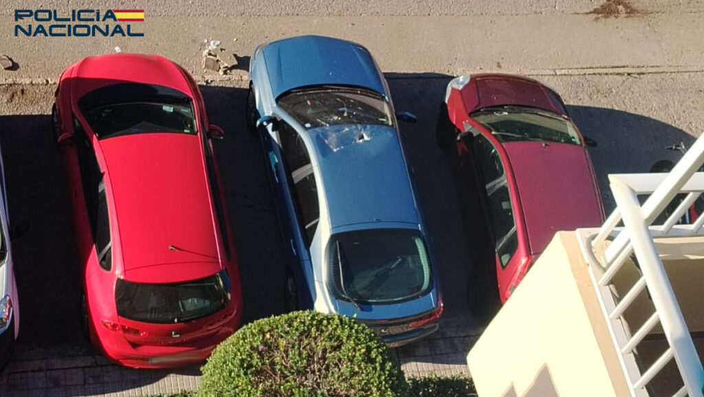 Un joven lanza ladrillos y platos a peatones y coches desde una azotea de Son Xigala