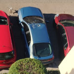 Un joven lanza ladrillos y platos a peatones y coches desde una azotea de Son Xigala