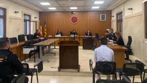 Sala de juicio con abogados y acusados en Palma de Mallorca