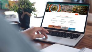 Persona usando un laptop con la página de Kannak abierta