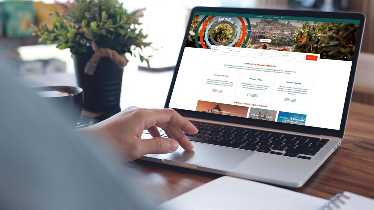 Persona usando un laptop con la página de Kannak abierta