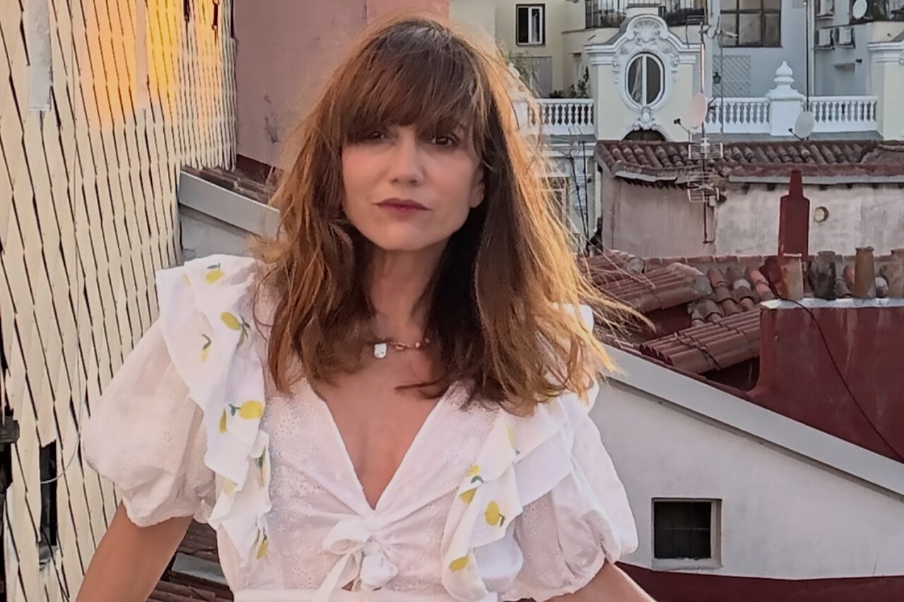 La Bien Querida posando en una terraza con fondo urbano