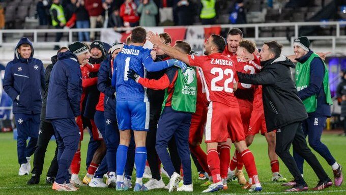 Jugadores de Malta celebrando una victoria en el fútbol