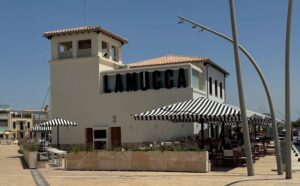 Edificio del restaurante La Mucca en un puerto de Baleares