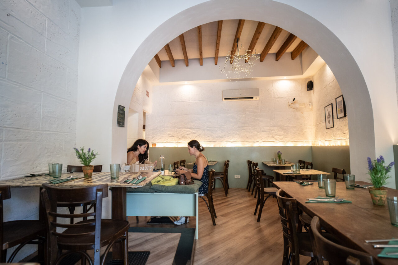 Interior del restaurante La Mujer de Verde en Mallorca con comensales