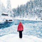 Persona de pie frente a un paisaje nevado en Laponia