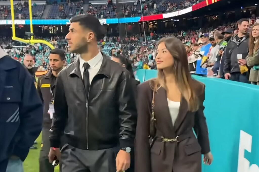 Lavinia Leon y Marco Asensio caminando en un evento deportivo