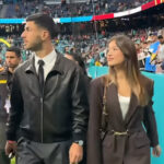Lavinia Leon y Marco Asensio caminando en un evento deportivo