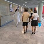 Personas caminando por un pasillo de hospital en Baleares