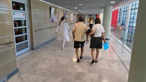 Personas caminando por un pasillo de hospital en Baleares