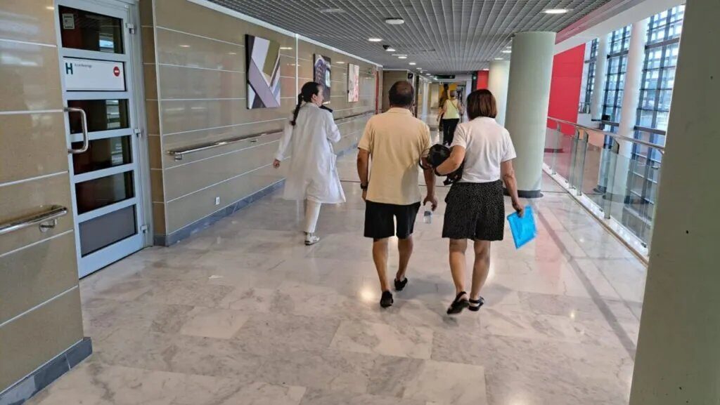 Personas caminando por un pasillo de hospital en Baleares