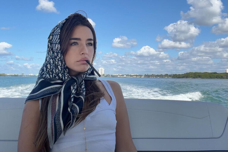 Lola Índigo disfrutando de un momento de relax en un barco