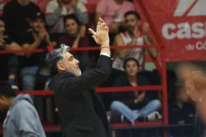 Lucas Victoriano aplaudiendo durante un partido de baloncesto
