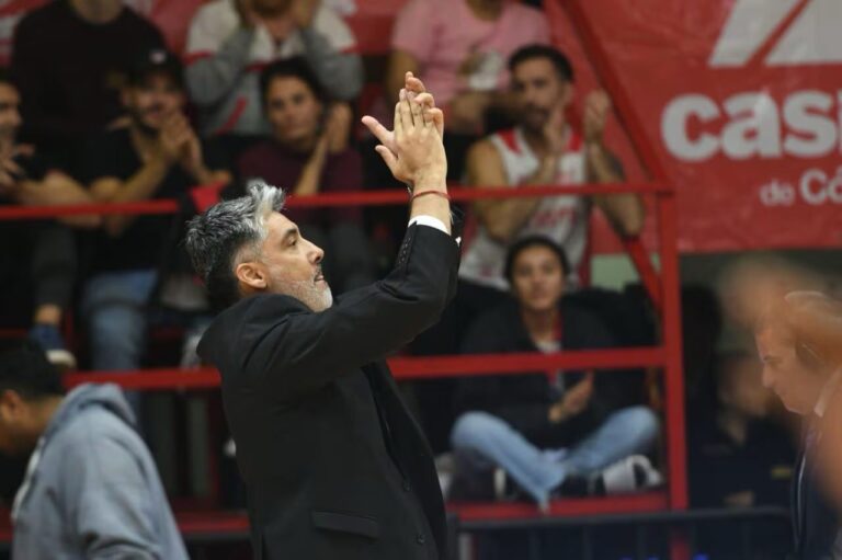Lucas Victoriano aplaudiendo durante un partido de baloncesto