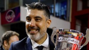 Lucas Victoriano sosteniendo un trofeo tras un triunfo deportivo