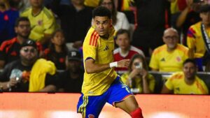 Luis Díaz jugando con la selección de Colombia en un partido