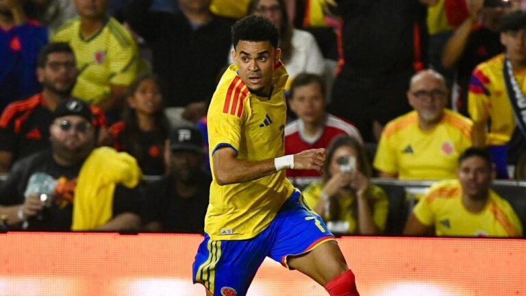 Luis Díaz jugando con la selección de Colombia en un partido