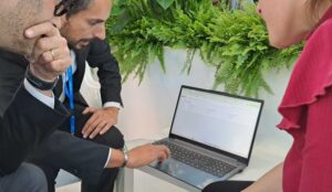 Reunión de profesionales discutiendo sobre tecnología en un laptop