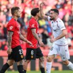 Jugadores de Mallorca y Osasuna en un partido de fútbol