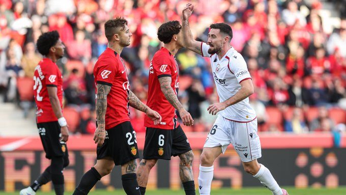 Jugadores de Mallorca y Osasuna en un partido de fútbol