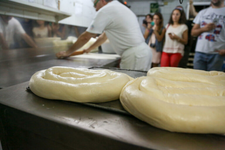 Masa de pan en proceso de preparación en una panadería de Mallorca.