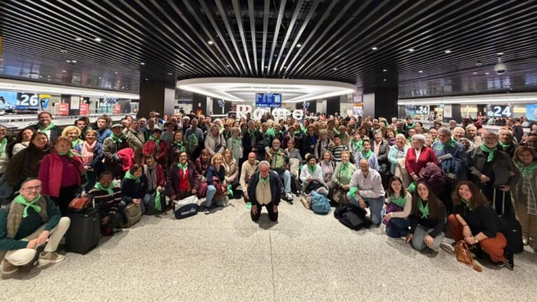 Grupo de mallorquines en el aeropuerto antes de viajar a Roma