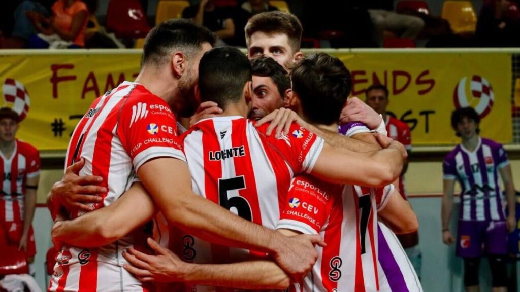 Jugadores del equipo de Manacor celebrando un punto en un partido de voleibol